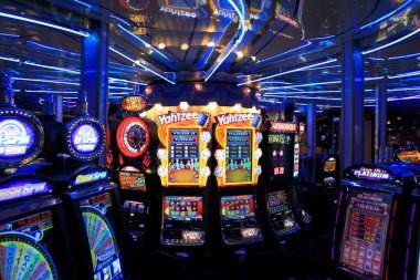 Live-dealer Asia Gaming table on ojol77 slot showing real dealer, game interface, and live chat